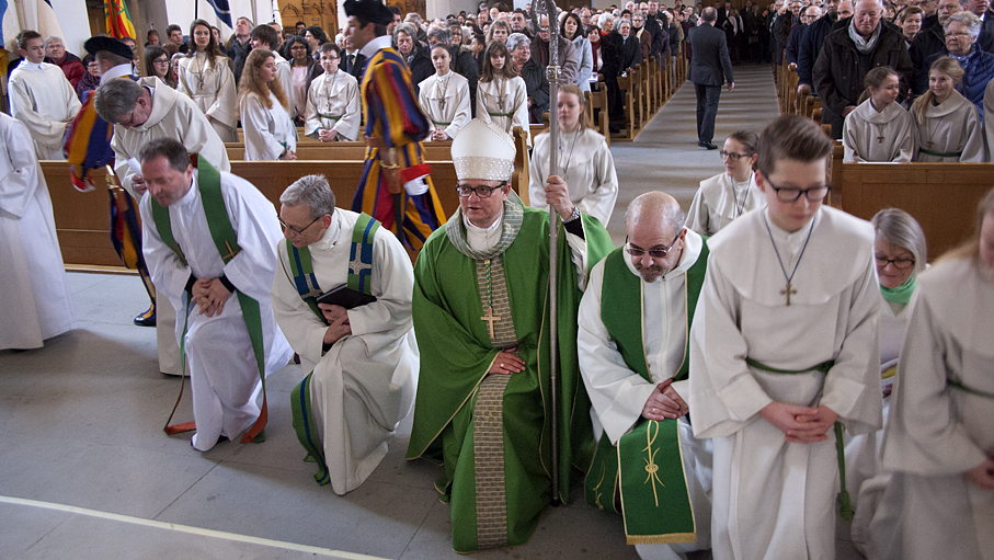 Zu sechst auf einem Dampfschiff