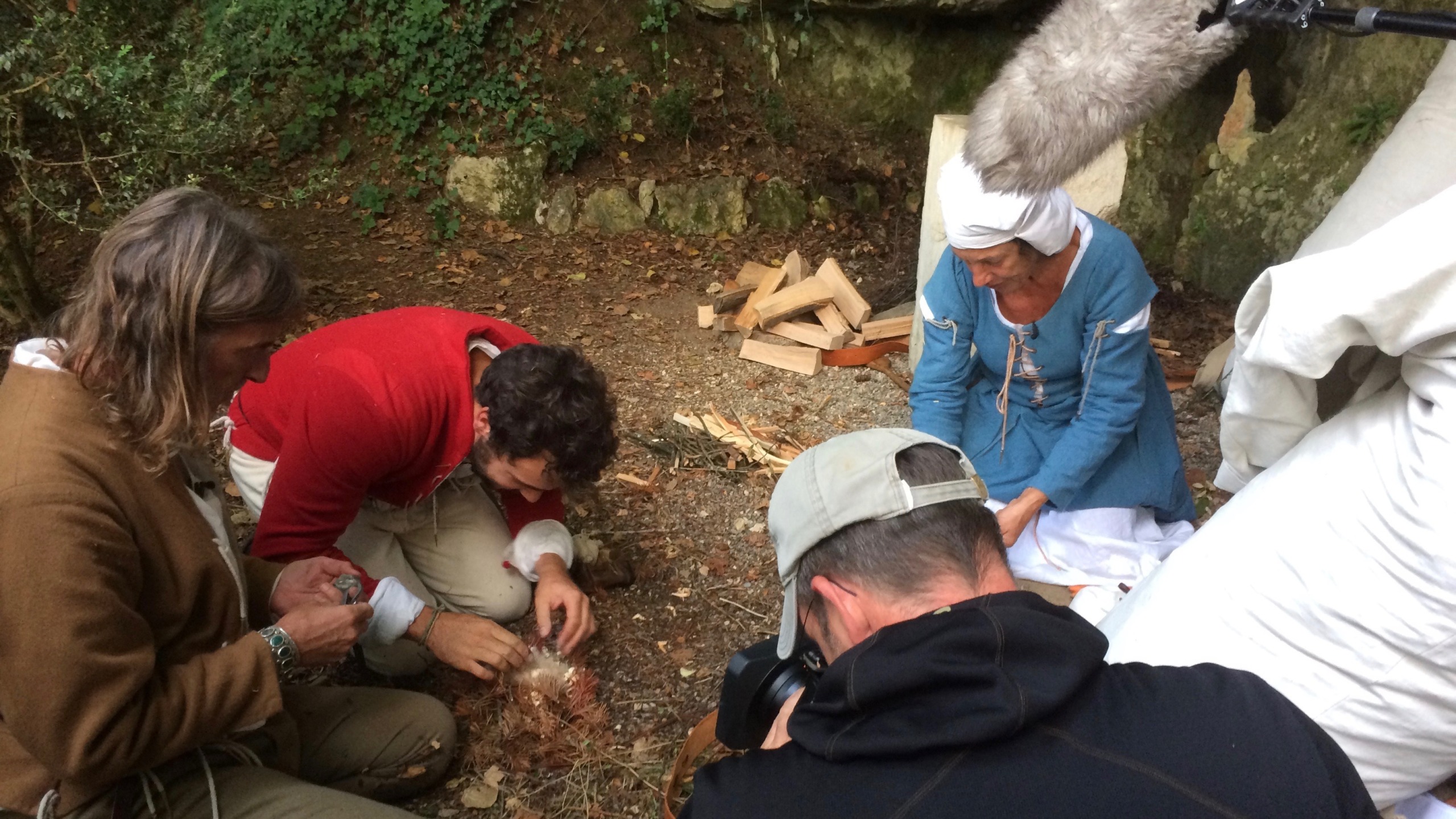 Pilgern vor Mikrofon und Kamera