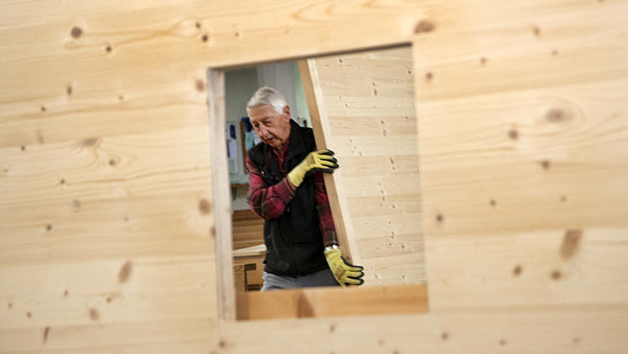 Die Einsiedlerklause vor dem Altar