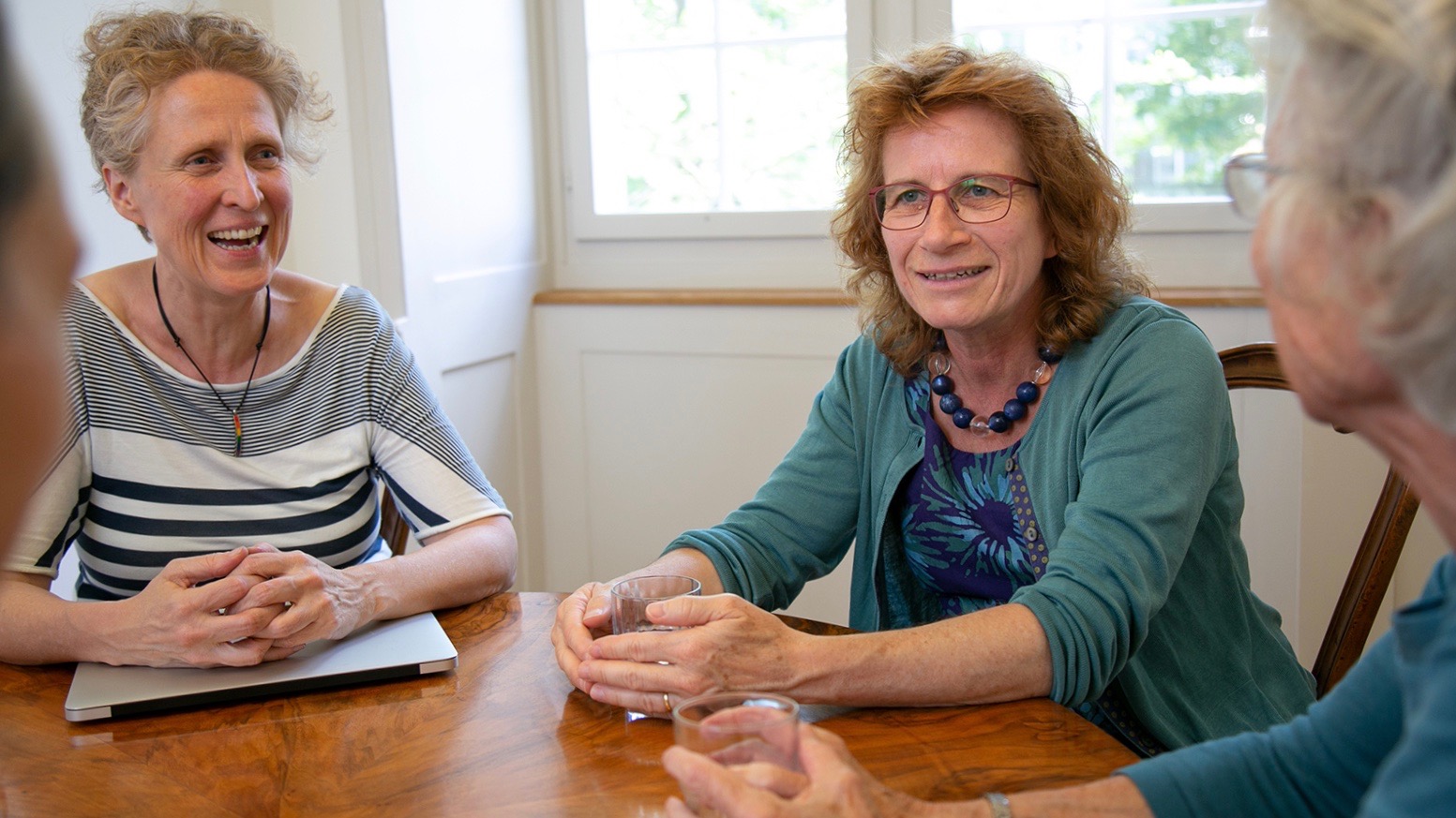 Drei Frauen unterschiedlicher Konfessionen im Gespräch