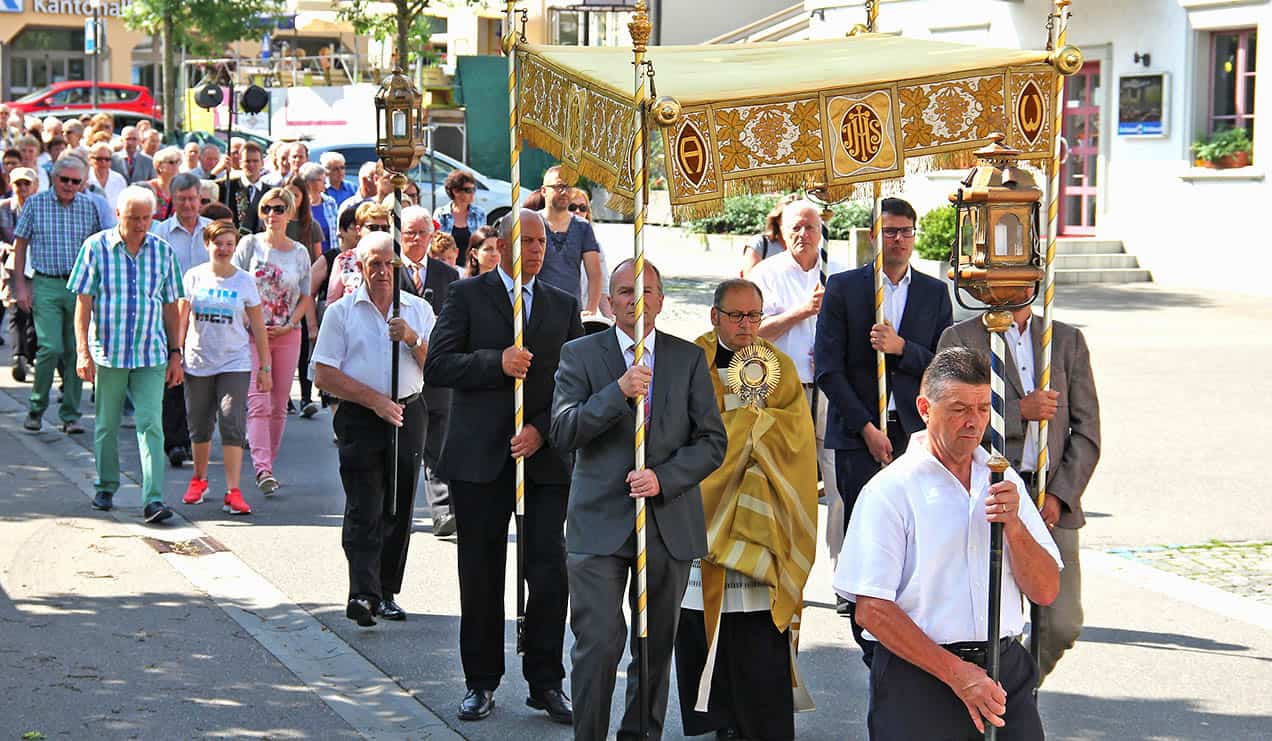 Mit Blumen und Kanonen