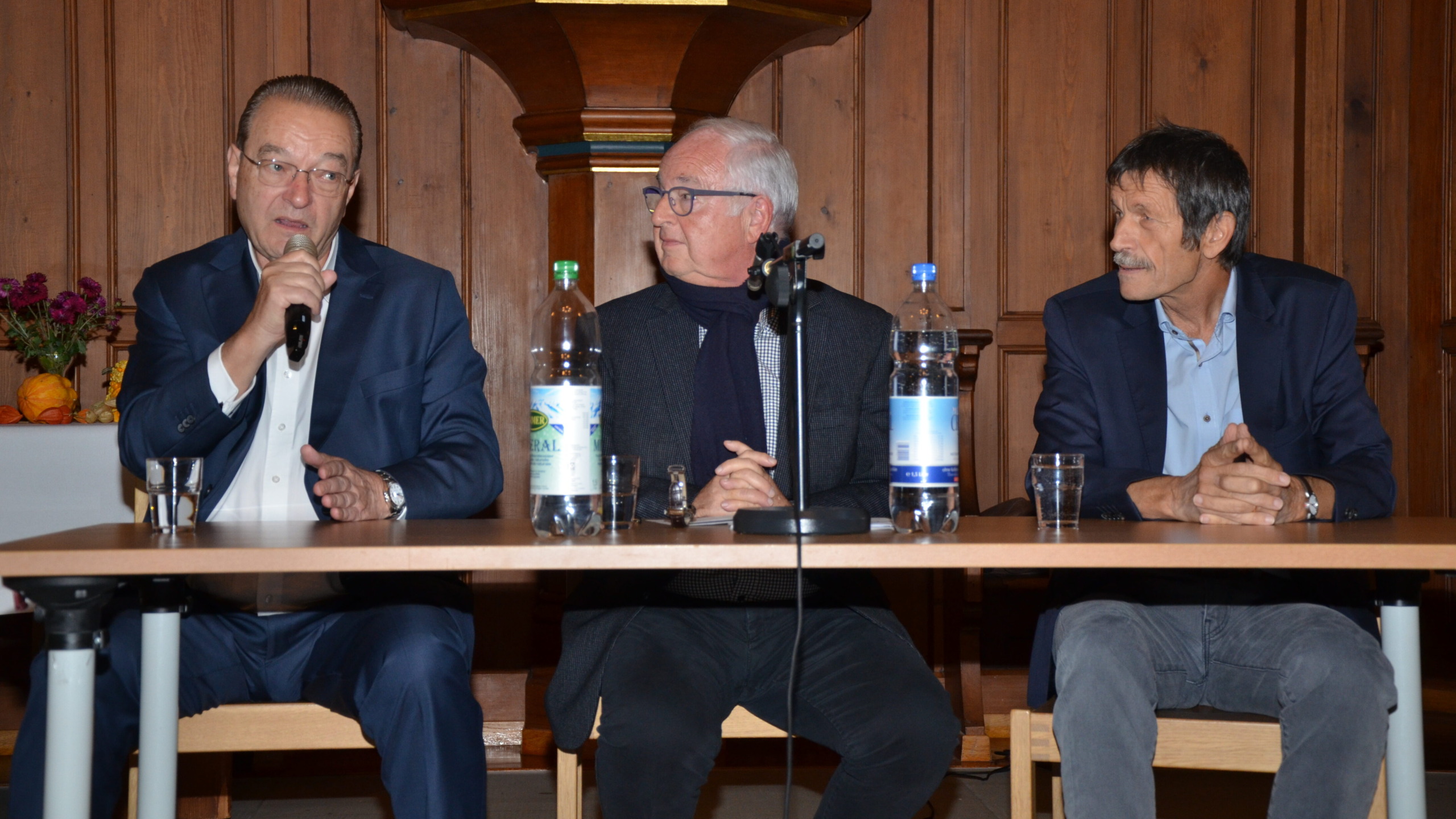 Podium zu Geld und Macht — und viele offene Fragen