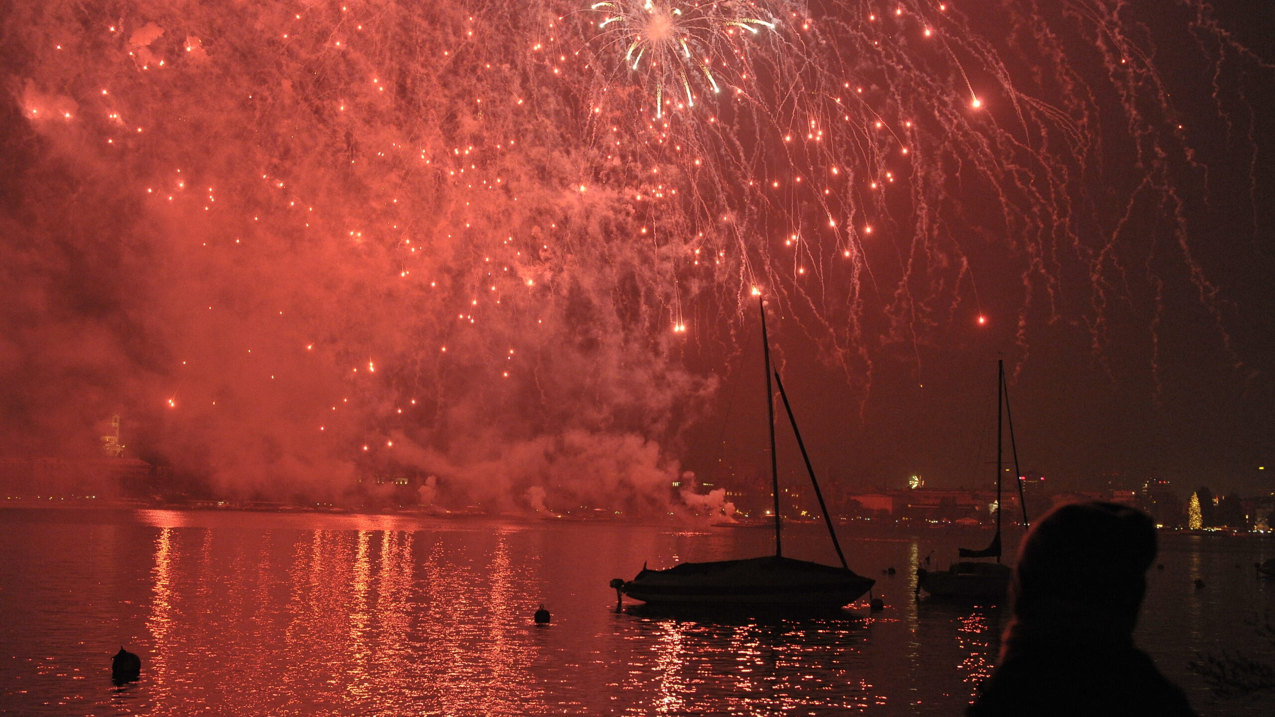 Mit Feuerfunken und Glockenklängen ins neue Jahr