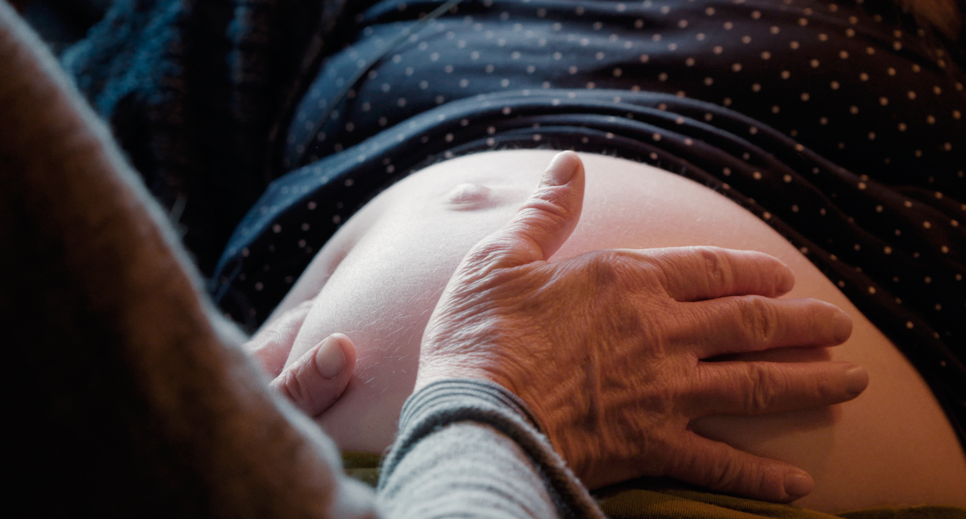 Mit der Filmausrüstung im Kinderwagen