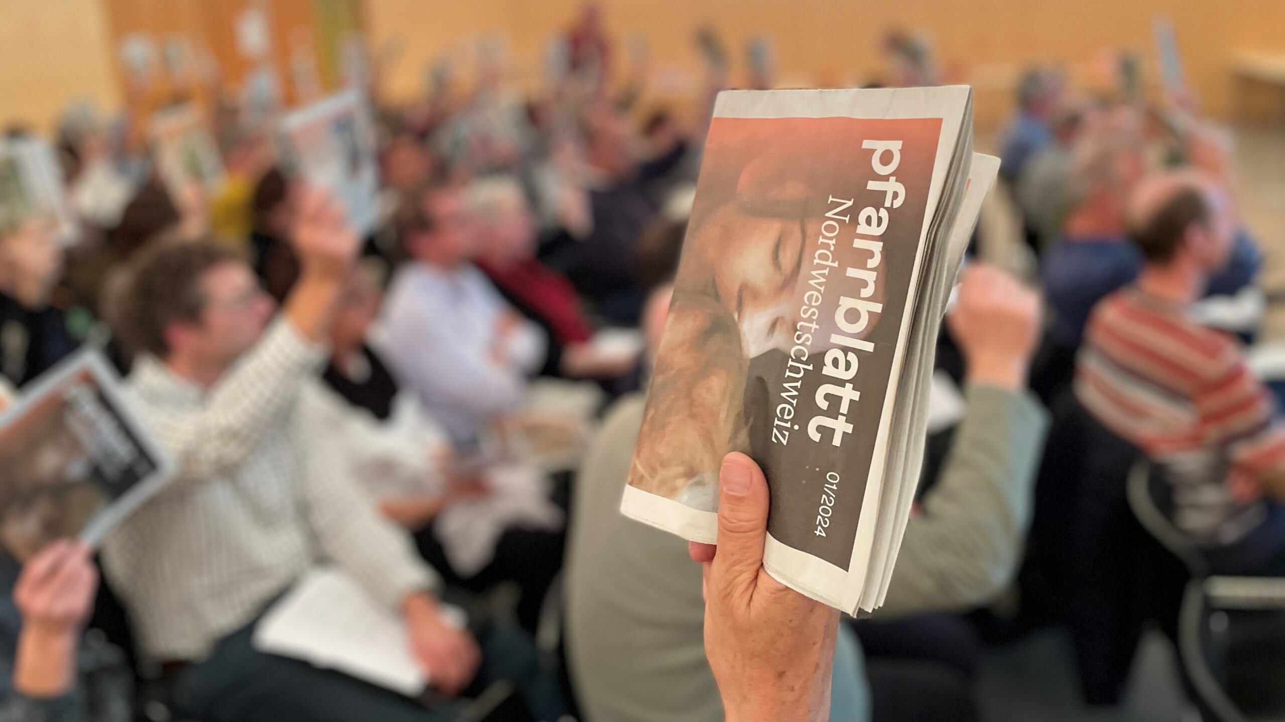 Das Pfarrblatt steht vor der Taufe